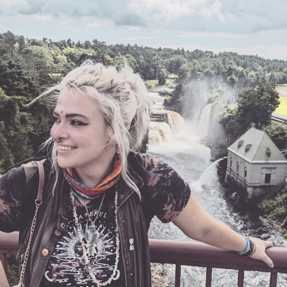 Meet your Posher, Zoe - Picture 1 of 2